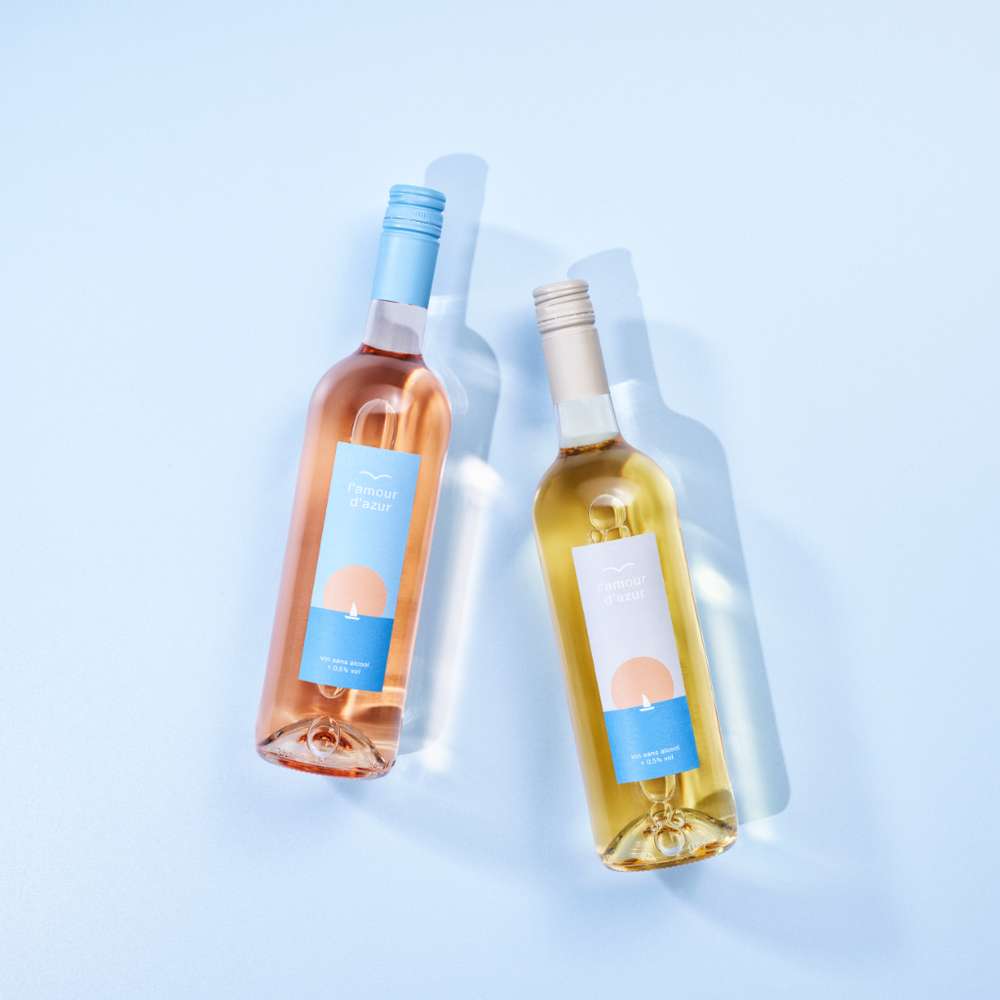 l´amour d´azur Bundle auf hellblauem Hintergrund