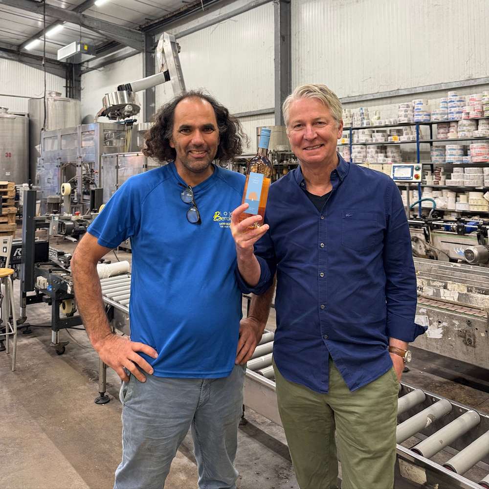 Axel Wulfken und Winzer Vincent Pugibet mit dem fertigen Endprodukt